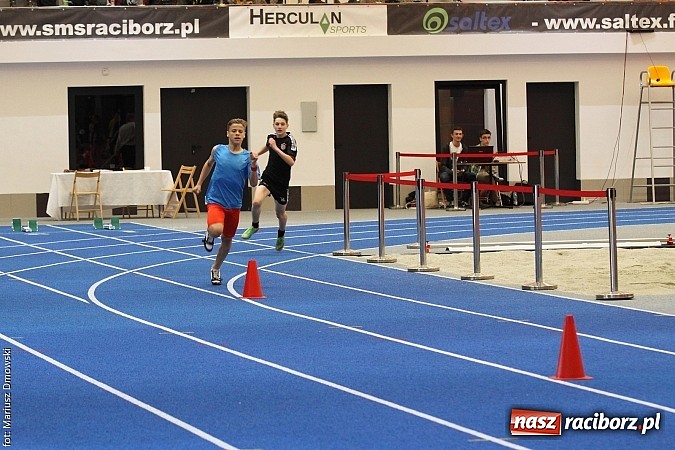 Zdjęcie w galerii na portalu naszraciborz.pl: Halowe Mistrzostwa Powiatu w Lekkiej Atletyce w ZSOMS  wiadomości z regionu