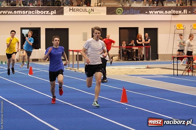 Zdjęcie w galerii na portalu naszraciborz.pl: Halowe Mistrzostwa Powiatu w Lekkiej Atletyce w ZSOMS  wiadomości z regionu