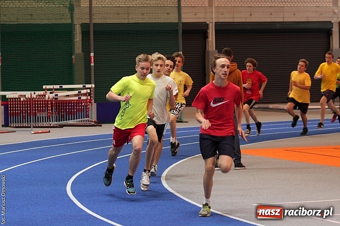 Zdjęcie w galerii na portalu naszraciborz.pl: Halowe Mistrzostwa Powiatu w Lekkiej Atletyce w ZSOMS  wiadomości z regionu