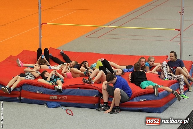 Zdjęcie w galerii na portalu naszraciborz.pl: Halowe Mistrzostwa Powiatu w Lekkiej Atletyce w ZSOMS  wiadomości z regionu