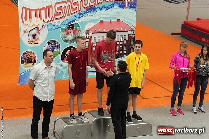 Zdjęcie w galerii na portalu naszraciborz.pl: Halowe Mistrzostwa Powiatu w Lekkiej Atletyce w ZSOMS  wiadomości z regionu