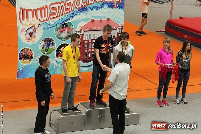Zdjęcie w galerii na portalu naszraciborz.pl: Halowe Mistrzostwa Powiatu w Lekkiej Atletyce w ZSOMS  wiadomości z regionu
