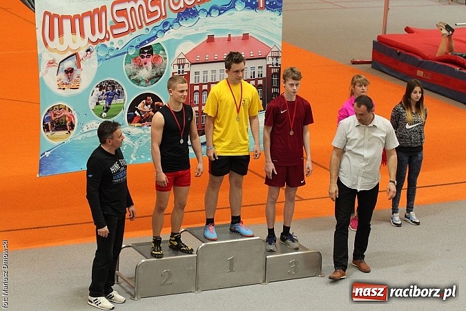 Zdjęcie w galerii na portalu naszraciborz.pl: Halowe Mistrzostwa Powiatu w Lekkiej Atletyce w ZSOMS  wiadomości z regionu