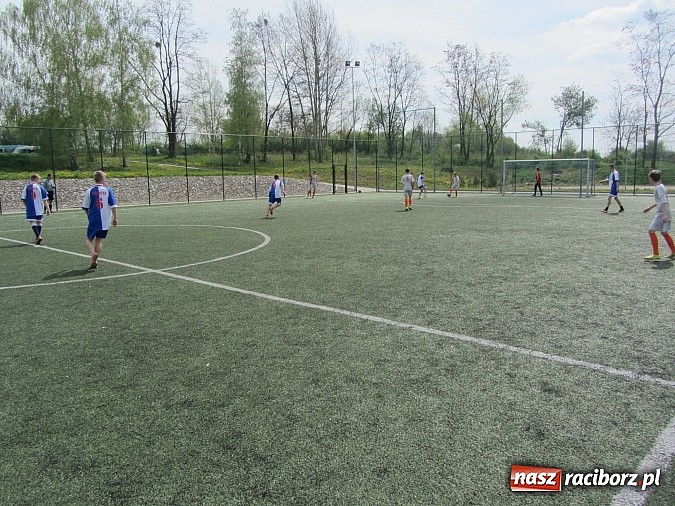 Zdjęcie w galerii na portalu naszraciborz.pl: Gimnazjalny turniej w Krzanowicach. Pietrowice grają dalej wiadomości z regionu