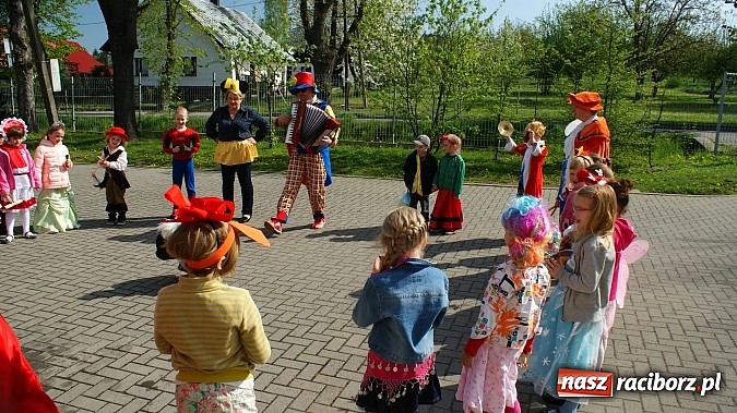 Zdjęcie w galerii na portalu naszraciborz.pl: Parada bajkowych postaci na Światowy Dzień Książki wiadomości z regionu