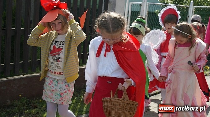Zdjęcie w galerii na portalu naszraciborz.pl: Parada bajkowych postaci na Światowy Dzień Książki wiadomości z regionu