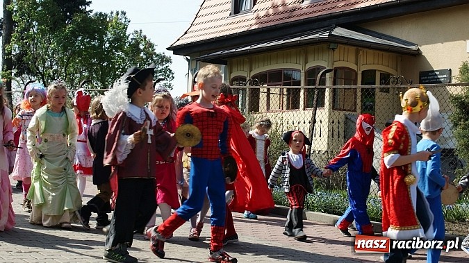 Zdjęcie w galerii na portalu naszraciborz.pl: Parada bajkowych postaci na Światowy Dzień Książki wiadomości z regionu