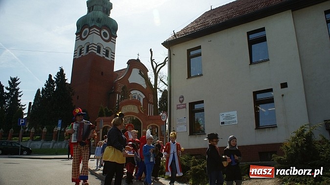 Zdjęcie w galerii na portalu naszraciborz.pl: Parada bajkowych postaci na Światowy Dzień Książki wiadomości z regionu