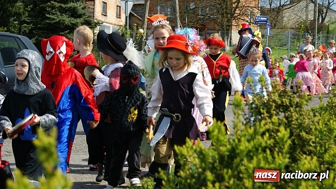 Zdjęcie w galerii na portalu naszraciborz.pl: Parada bajkowych postaci na Światowy Dzień Książki wiadomości z regionu
