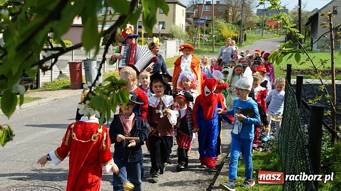 Zdjęcie w galerii na portalu naszraciborz.pl: Parada bajkowych postaci na Światowy Dzień Książki wiadomości z regionu