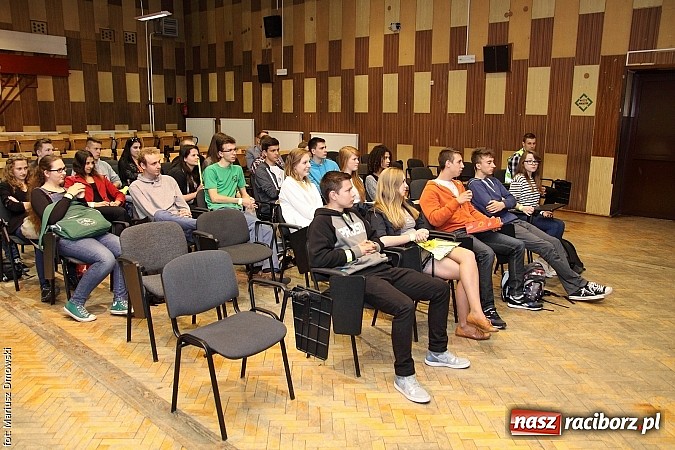 Zdjęcie w galerii na portalu naszraciborz.pl: Z młodym kierowcą po doświadczenie w murach PWSZ w Raciborzu wiadomości z regionu