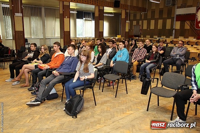 Zdjęcie w galerii na portalu naszraciborz.pl: Z młodym kierowcą po doświadczenie w murach PWSZ w Raciborzu wiadomości z regionu