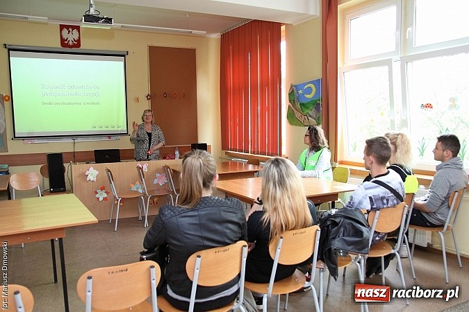 Zdjęcie w galerii na portalu naszraciborz.pl: Z młodym kierowcą po doświadczenie w murach PWSZ w Raciborzu wiadomości z regionu