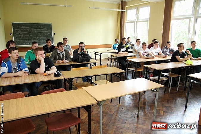 Zdjęcie w galerii na portalu naszraciborz.pl: Z młodym kierowcą po doświadczenie w murach PWSZ w Raciborzu wiadomości z regionu
