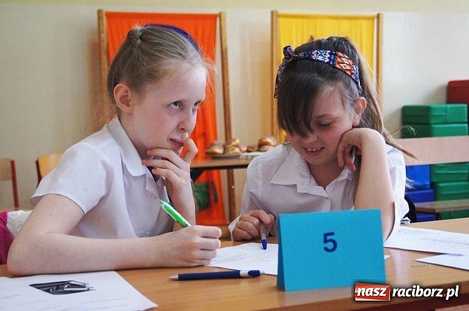 Zdjęcie w galerii na portalu naszraciborz.pl: W Szkole Podstawowej nr 4 sprawdzano znajomość lektur wiadomości z regionu