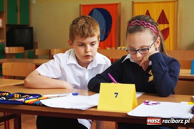 Zdjęcie w galerii na portalu naszraciborz.pl: W Szkole Podstawowej nr 4 sprawdzano znajomość lektur wiadomości z regionu