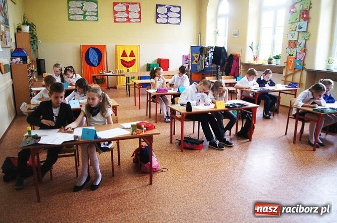 Zdjęcie w galerii na portalu naszraciborz.pl: W Szkole Podstawowej nr 4 sprawdzano znajomość lektur wiadomości z regionu