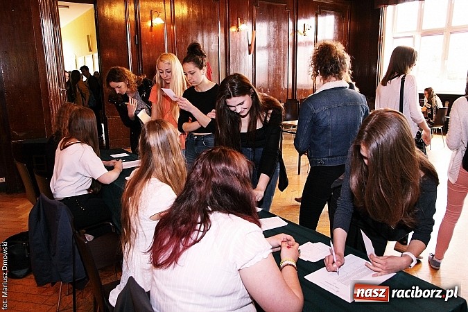 Zdjęcie w galerii na portalu naszraciborz.pl: Młodzież Liceum nr 1 wybiera prezydenta! wiadomości z regionu