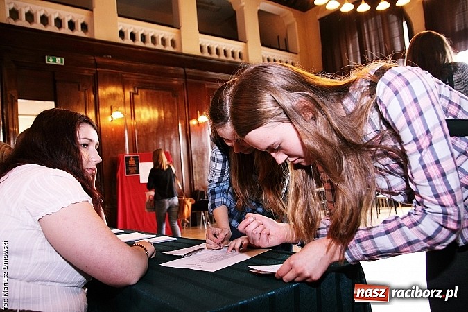 Zdjęcie w galerii na portalu naszraciborz.pl: Młodzież Liceum nr 1 wybiera prezydenta! wiadomości z regionu