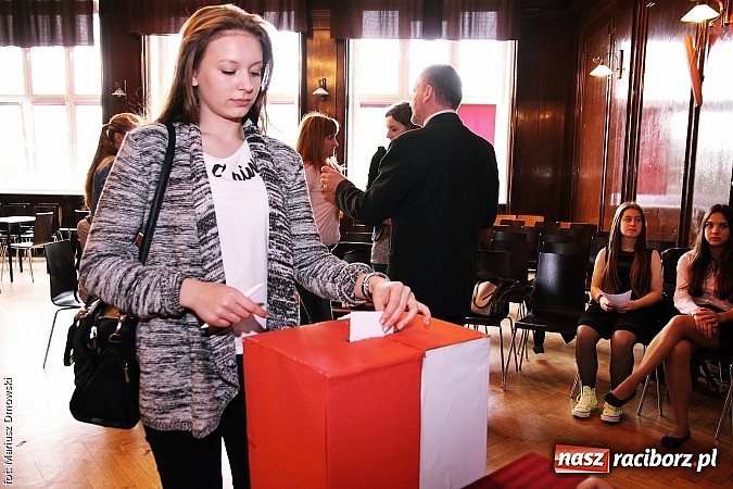 Zdjęcie w galerii na portalu naszraciborz.pl: Młodzież Liceum nr 1 wybiera prezydenta! wiadomości z regionu