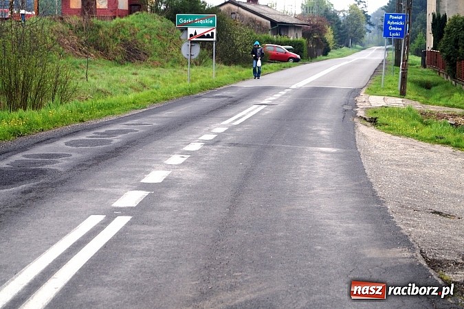 Zdjęcie w galerii na portalu naszraciborz.pl: Gmina Nędza i powiat podzielą się chodnikiem w Górkach Śl. wiadomości z regionu