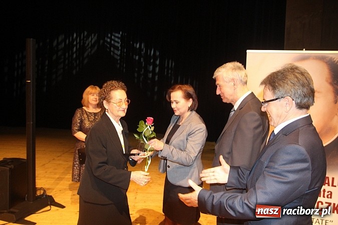 Zdjęcie w galerii na portalu naszraciborz.pl: Wręczono Medale im. ks. prałata Stefana Pieczki  wiadomości z regionu