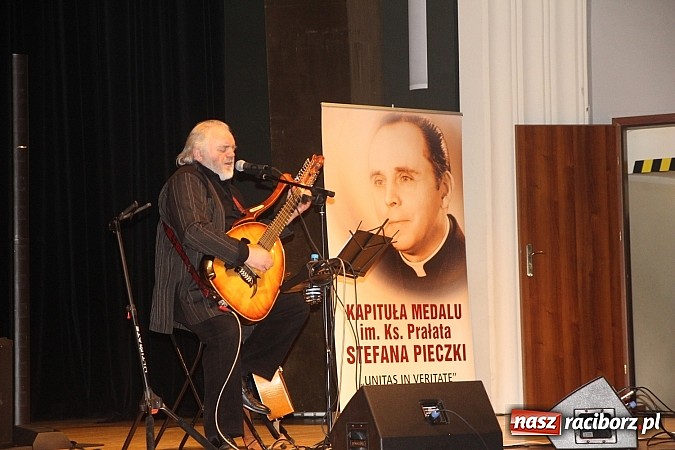 Zdjęcie w galerii na portalu naszraciborz.pl: Wręczono Medale im. ks. prałata Stefana Pieczki  wiadomości z regionu