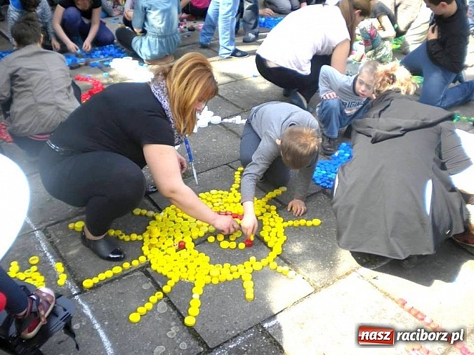 Zdjęcie w galerii na portalu naszraciborz.pl: Uczniowie ZSS wykonali ekologiczne mozaiki wiadomości z regionu