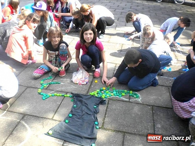 Zdjęcie w galerii na portalu naszraciborz.pl: Uczniowie ZSS wykonali ekologiczne mozaiki wiadomości z regionu