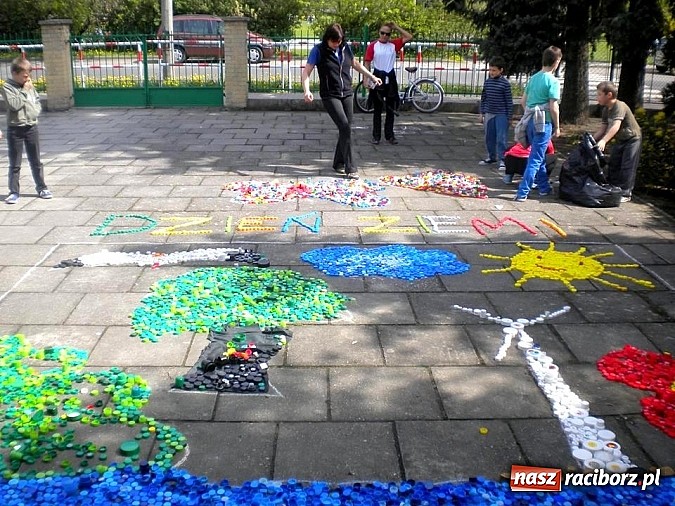 Zdjęcie w galerii na portalu naszraciborz.pl: Uczniowie ZSS wykonali ekologiczne mozaiki wiadomości z regionu