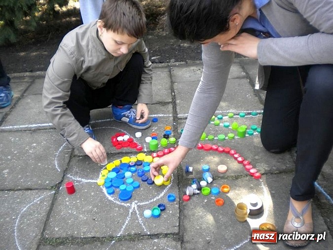 Zdjęcie w galerii na portalu naszraciborz.pl: Uczniowie ZSS wykonali ekologiczne mozaiki wiadomości z regionu