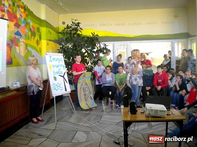 Zdjęcie w galerii na portalu naszraciborz.pl: Uczniowie ZSS wykonali ekologiczne mozaiki wiadomości z regionu