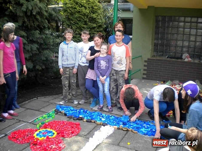 Zdjęcie w galerii na portalu naszraciborz.pl: Uczniowie ZSS wykonali ekologiczne mozaiki wiadomości z regionu