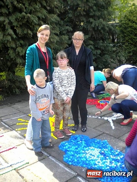 Zdjęcie w galerii na portalu naszraciborz.pl: Uczniowie ZSS wykonali ekologiczne mozaiki wiadomości z regionu