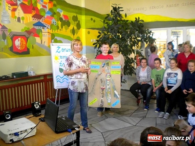 Zdjęcie w galerii na portalu naszraciborz.pl: Uczniowie ZSS wykonali ekologiczne mozaiki wiadomości z regionu