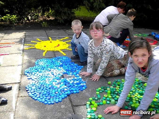 Zdjęcie w galerii na portalu naszraciborz.pl: Uczniowie ZSS wykonali ekologiczne mozaiki wiadomości z regionu