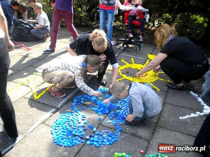 Zdjęcie w galerii na portalu naszraciborz.pl: Uczniowie ZSS wykonali ekologiczne mozaiki wiadomości z regionu