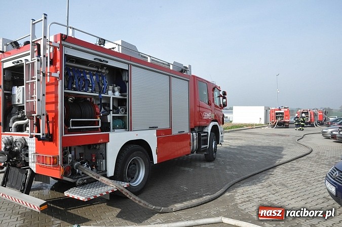 Zdjęcie w galerii na portalu naszraciborz.pl: Pożar hali produkcyjnej w Kornicach. Wielkie ćwiczenia raciborskich strażaków wiadomości z regionu