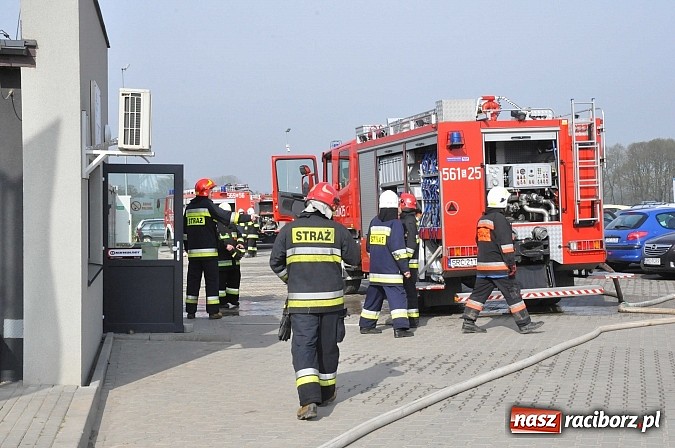 Zdjęcie w galerii na portalu naszraciborz.pl: Pożar hali produkcyjnej w Kornicach. Wielkie ćwiczenia raciborskich strażaków wiadomości z regionu