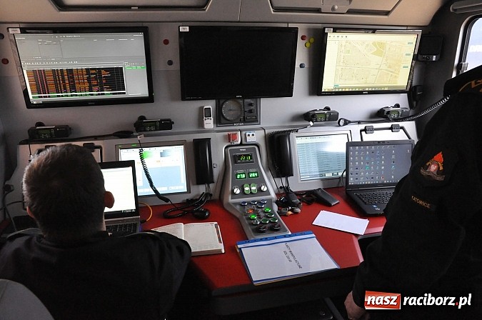 Zdjęcie w galerii na portalu naszraciborz.pl: Pożar hali produkcyjnej w Kornicach. Wielkie ćwiczenia raciborskich strażaków wiadomości z regionu