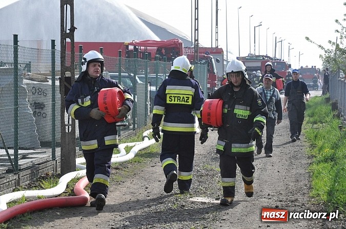 Zdjęcie w galerii na portalu naszraciborz.pl: Pożar hali produkcyjnej w Kornicach. Wielkie ćwiczenia raciborskich strażaków wiadomości z regionu
