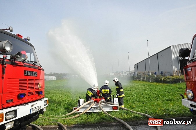Zdjęcie w galerii na portalu naszraciborz.pl: Pożar hali produkcyjnej w Kornicach. Wielkie ćwiczenia raciborskich strażaków wiadomości z regionu