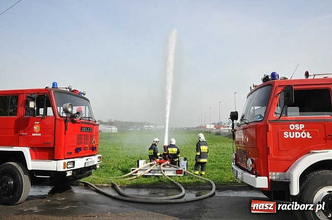 Zdjęcie w galerii na portalu naszraciborz.pl: Pożar hali produkcyjnej w Kornicach. Wielkie ćwiczenia raciborskich strażaków wiadomości z regionu