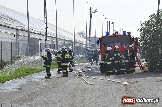 Zdjęcie w galerii na portalu naszraciborz.pl: Pożar hali produkcyjnej w Kornicach. Wielkie ćwiczenia raciborskich strażaków wiadomości z regionu