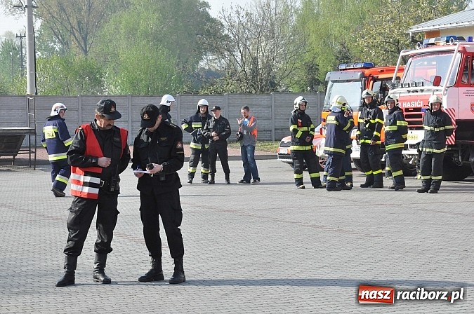 Zdjęcie w galerii na portalu naszraciborz.pl: Pożar hali produkcyjnej w Kornicach. Wielkie ćwiczenia raciborskich strażaków wiadomości z regionu