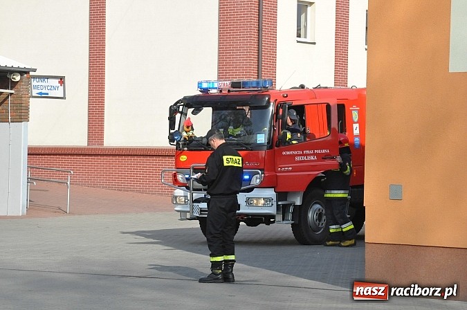 Zdjęcie w galerii na portalu naszraciborz.pl: Pożar hali produkcyjnej w Kornicach. Wielkie ćwiczenia raciborskich strażaków wiadomości z regionu