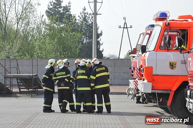 Zdjęcie w galerii na portalu naszraciborz.pl: Pożar hali produkcyjnej w Kornicach. Wielkie ćwiczenia raciborskich strażaków wiadomości z regionu