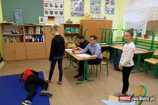 Zdjęcie w galerii na portalu naszraciborz.pl: ZPD – Zatrzymaj się, pomyśl, działaj – wojewódzki konkurs pierwszej pomocy już po raz siódmy w SP 18  wiadomości z regionu