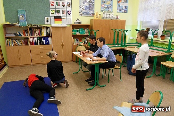 Zdjęcie w galerii na portalu naszraciborz.pl: ZPD – Zatrzymaj się, pomyśl, działaj – wojewódzki konkurs pierwszej pomocy już po raz siódmy w SP 18  wiadomości z regionu