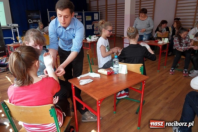 Zdjęcie w galerii na portalu naszraciborz.pl: ZPD – Zatrzymaj się, pomyśl, działaj – wojewódzki konkurs pierwszej pomocy już po raz siódmy w SP 18  wiadomości z regionu